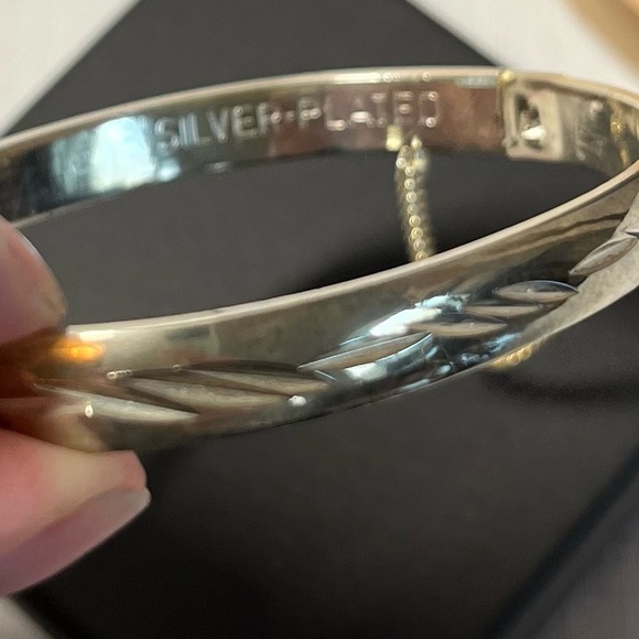 Elegant Silver Plated Bangle Bracelet. Safety chain. Etched. Hinged. Vintage - Picture 4 of 8